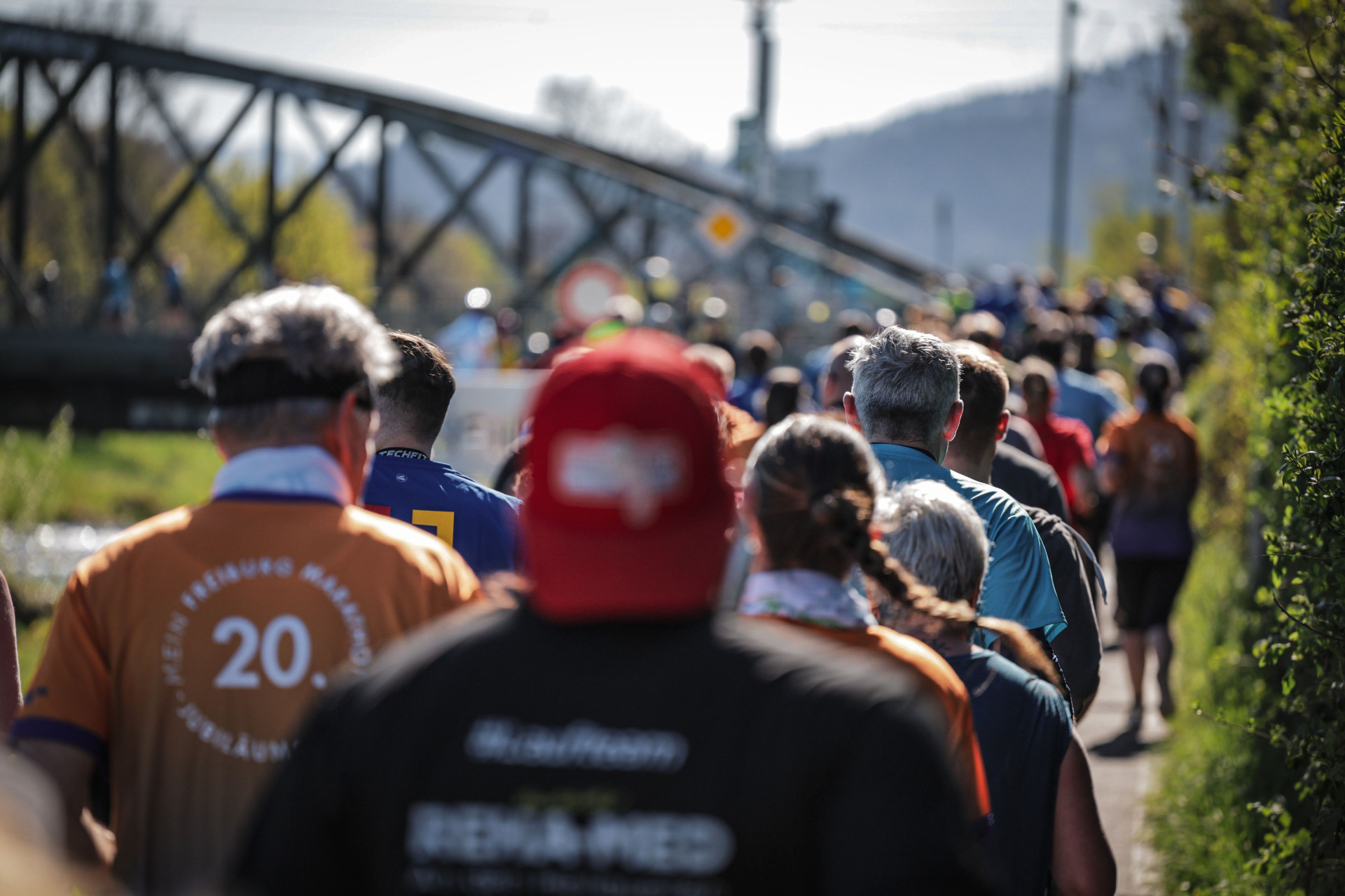 Läufer von hinten beim Freiburg Marathon 2025